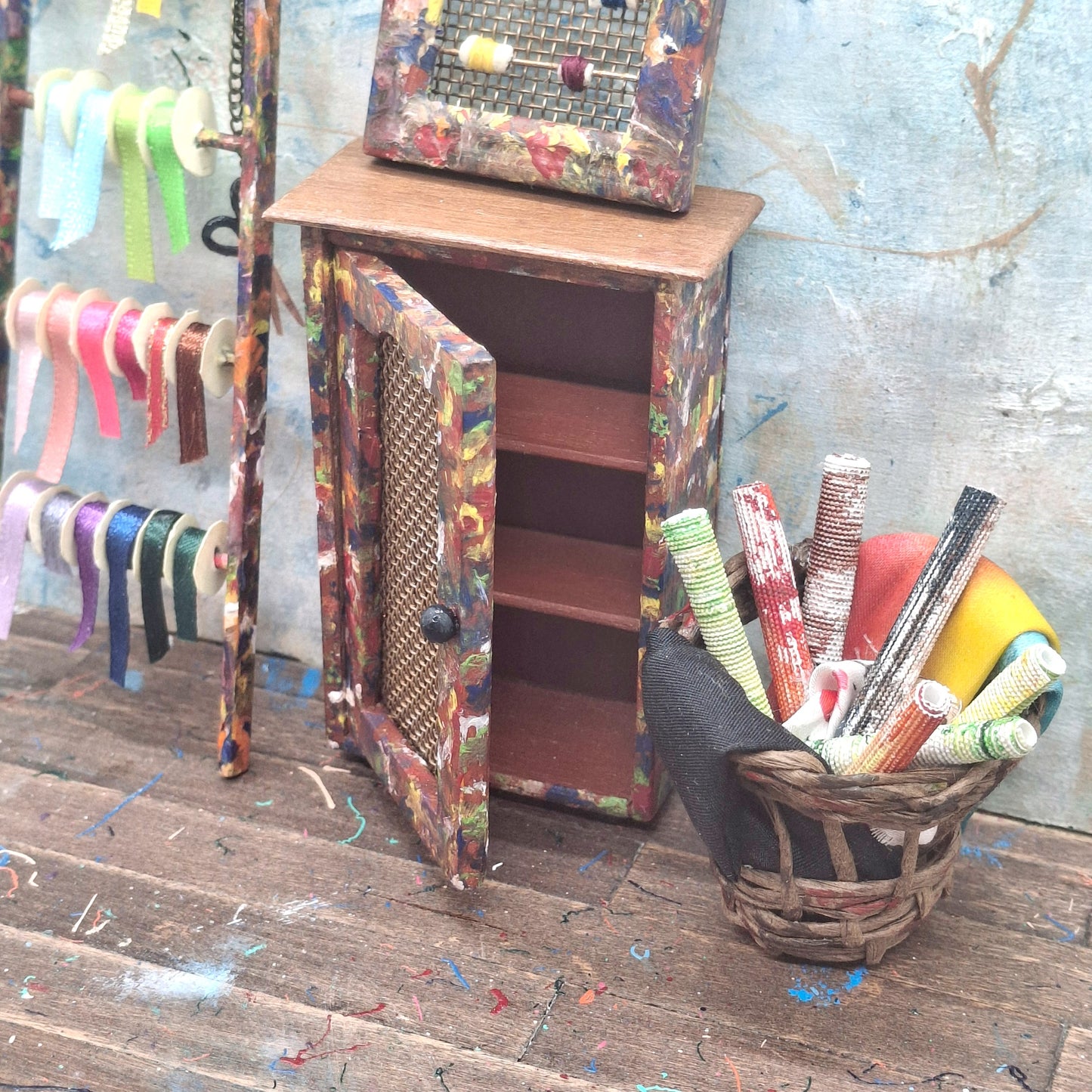 Paint Splatter Thread Dispensor