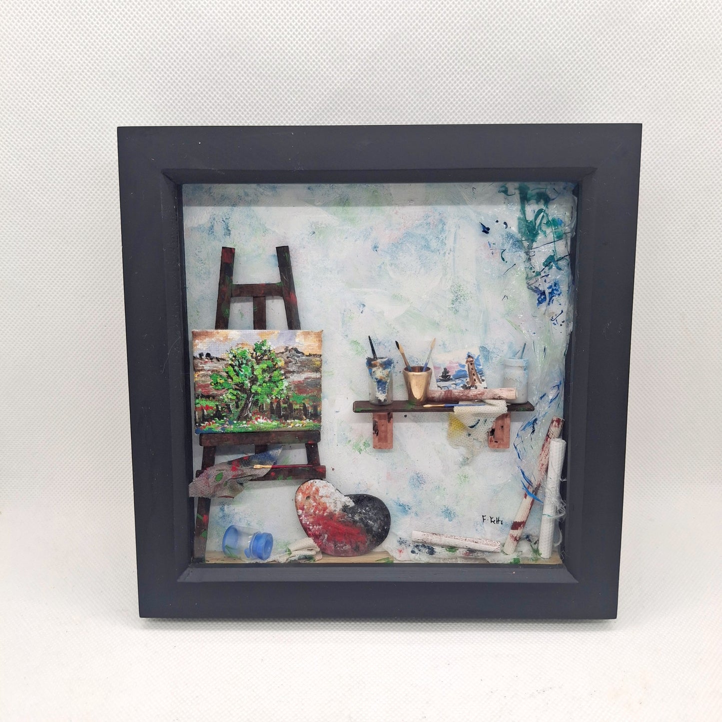 Medium Framed Artists Diorama
