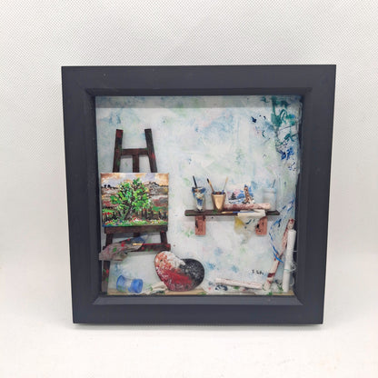 Medium Framed Artists Diorama