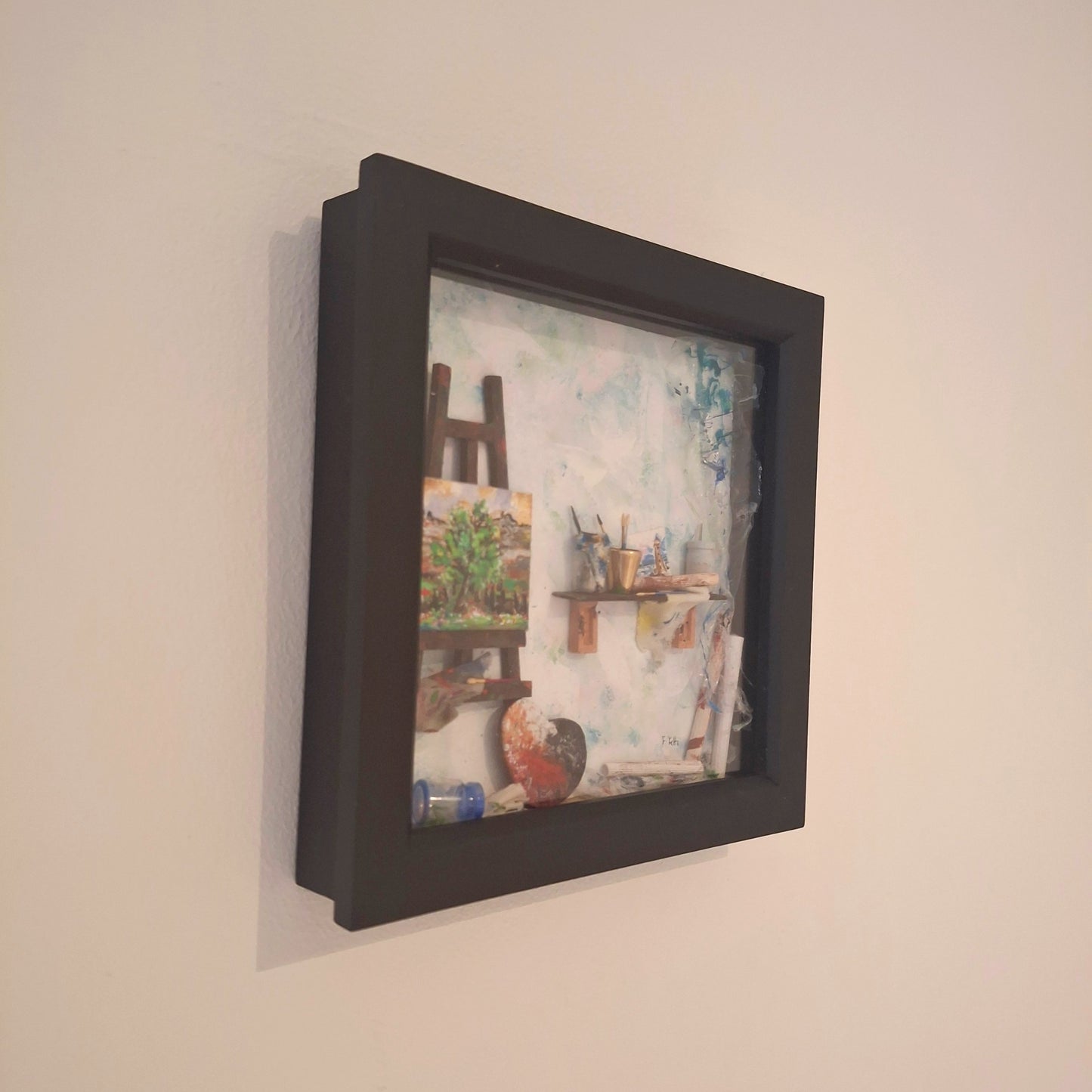 Medium Framed Artists Diorama